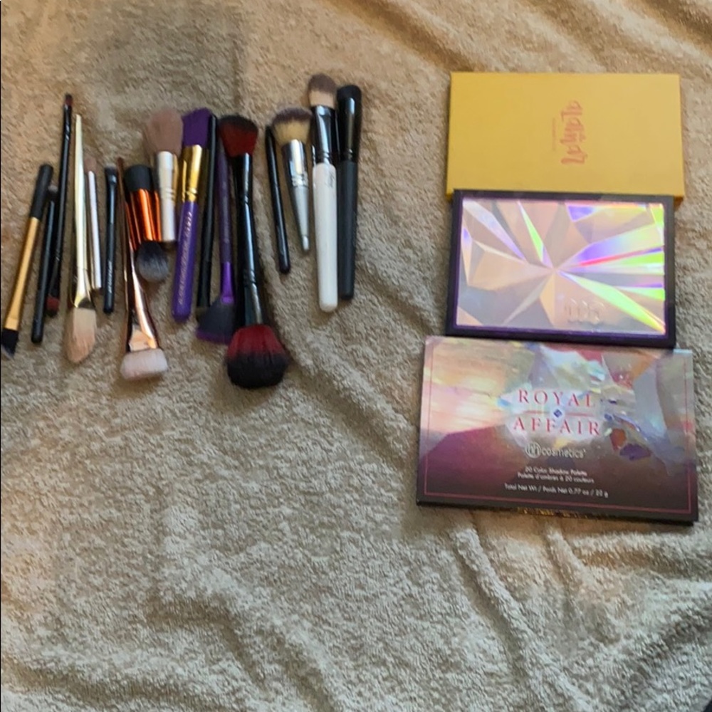 Makeup brushes and pallets